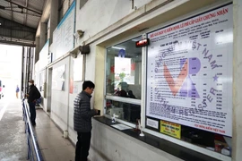 Un propriétaire effectue les procédures d'immatriculation et d'inspection de son véhicule. Photo: VNA