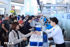 En ces journées de grands départs, l'affluence règne dans l’aéroport international de Nôi Bài, à Hanoi. Photo : VNA