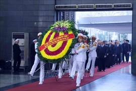 Une délégation conduite par le Premier ministre Pham Minh Chinh rend hommage à l'ancien vice-président du Conseil des ministres, Doan Duy Thành. Photo : VNA