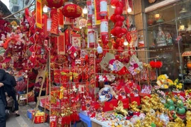 Le marché des décorations s'emballe pour le Têt. Photo: VNA