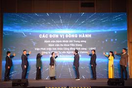 Des délégués donnent le coup d’envoi le 5 mars au Vietnam des essais cliniques du premier médicament antiviral oral contre la dengue et d’autres maladies infectieuses apparentées. — Photo : gracieuseté de l’organisateur