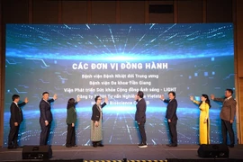 Des délégués donnent le coup d’envoi le 5 mars au Vietnam des essais cliniques du premier médicament antiviral oral contre la dengue et d’autres maladies infectieuses apparentées. — Photo : gracieuseté de l’organisateur