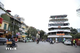 Le bâtiment du centre commercial sis au 7 rue Dinh Tiên Hoàng, devant la place Dông Kinh Nghia Thuc. Photo : VNA