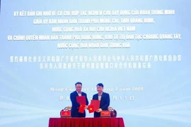 Le président du comité populaire de la ville de Mong Cai, Hô Quang Huy, et le maire du gouvernement populaire de la ville de Dongxing, Li Jian, ont signé un protocole d’accord. Photo: VNA