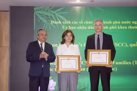 Le président de l’HUFO, Dô Viêt Hà (à gauche), remet des certificats de mérite du Comité populaire de Hô Chi Minh-Ville aux représentants d’ONG étrangères ayant apporté des contributions positives en 2024. Photo : VNA 