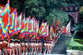 La Fête des temples des rois Hùng constitue une grande fête imprégnée d’identité culturelle nationale, un symbole de la solidarité, de la convergence vers la culture communautaire des ethnies du Vietnam. Photo: VNA