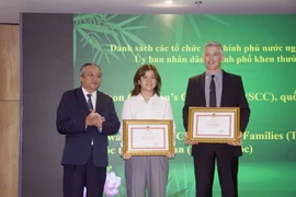 Le président de l’HUFO, Dô Viêt Hà (à gauche), remet des certificats de mérite du Comité populaire de Hô Chi Minh-Ville aux représentants d’ONG étrangères ayant apporté des contributions positives en 2024. Photo : VNA 