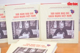 Couverture du livre photo «Les 100 ans de la presse révolutionnaire vietnamienne (1925-2025)». Photo : VNA