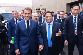 Le Premier ministre Pham Minh Chinh (à droite) et le président français Emmanuel Macron, à Nice, en France, le 9 juin. Photo : VNA