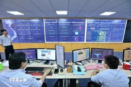 Les experts recommandent d’accélérer les investissements dans les infrastructures numériques, les industries numériques et la recherche et développement. Photo: VNA