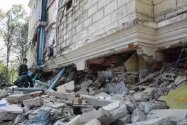 Des secouristes vietnamiens travaillent près d’un bâtiment qui s’est effondré à Naypyidaw, au Myanmar. Photo : qdnd.vn