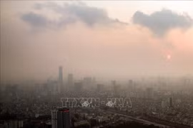 Hanoi enveloppée d'un épais brouillard de pollution atmosphérique. Photo VNA