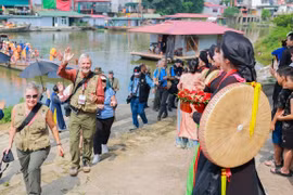 Des photographes internationaux visitent l’ancien village de Thô Hà. Photos : thuonghieucongluan.com.vn