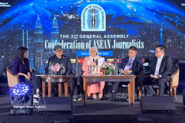 Les intervenants discutent de la question de l'IA dans le journalisme lors de la 21e Assemblée générale de la Confédération des journalistes de l’ASEAN (CAJ-21). Photo : VNA