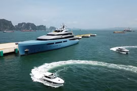 Le yacht du milliardaire Joe Lewis accoste dans la baie de Ha Long. Photo : xehay.vn