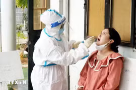 Le Centre provincial de contrôle des maladies de Dak Lak prélève des échantillons auprès des personnes ayant été en contact étroit avec le patient . Photo : VNA