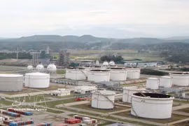 D’ici la fin mars, la raffinerie de Dung Quât devrait recevoir de l’éthanol carburant de Central Biofuels JSC (BSR-BF) pour son incorporation dans l’essence E10 RON95, ce qui augmentera encore la production nationale. Photo: VNA