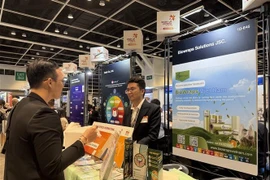 M. Trinh Cong Qui, fondateur du projet BioWraps, présente les produits de l'entreprise aux clients. Photo : VNA