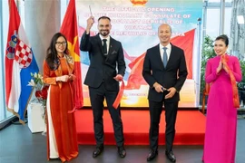 L’ambassadeur Bui Lê Thai (2e à partir de la droite) et le consul honoraire du Vietnam en Croatie, Marko Moric, lors de l’événement. Photo :