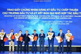 Les autorités de Quang Ninh remettent des certificats d’investissement pour sept projets dans le secteur des sciences et des technologies. Photo: mst.gov.vn