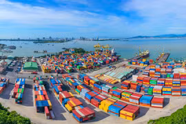 Le Vietnam exploite actuellement 44 ports maritimes d’une capacité combinée d’environ 500 millions de tonnes par an, ainsi que 22 aéroports, dont 12 internationaux. Photo: VNA