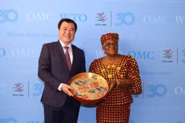 Le vice-ministre de l’Industrie et du Commerce, Nguyên Sinh Nhât Tân (à gauche) et la directrice générale de l’OMC, Ngozi Okonjo-Iweala, à Genève, le 8 septembre. Photo : VNA