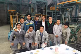 Des stagiaires vietnamiens et des collègues japonais pendant une pause au travail. Photo: VNA