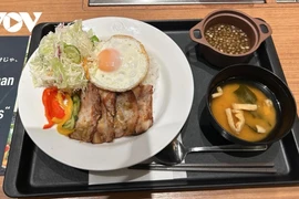 Matsuya a décidé d’introduire dans ses 1.300 restaurants un plat apprécié des Vietnamiens : le cơm tấm (riz brisé vietnamien, servi avec porc grillé). Photo : VOV