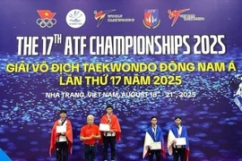 Luu Quyên Phuoc du Vietnam en première position de l'épreuve de poomsae libre simple hommes des 17es Championnats de taekwondo d'Asie du Sud-Est et des Championnats juniors, à Khanh Hoa, le 19 août. Photo: VNA