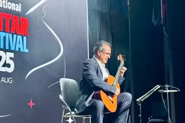 Le guitariste Maestro Mauricio Díaz Álvarez. Photo: baoquocte.vn