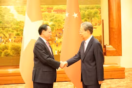 Le vice-président de l’Assemblée nationale du Vietnam, Trân Quang Phuong (à gauche) et le président du Comité permanent de l’Assemblée populaire nationale (APN) de Chine, Zhao Leji, à Pékin, le 20 août. Photo : VNA