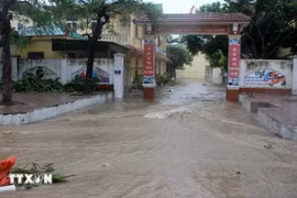 L'eau inonde l'école primaire Thu Thuy dans le quartier de Cua Lo, province de Nghê An. Photo : VNA