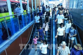 Passagers sur la ligne de métro Nhôn – gare de Hanoi, qui relie la banlieue de Hanoi au centre-ville. Photo : VNA