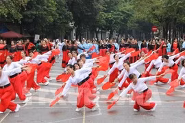 Des personnes âgées exécutent une danse des éventails. Photo: VNA