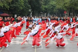 Des personnes âgées exécutent une danse des éventails. Photo: VNA