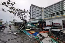 Des centaines de maisons ont été détruites et endommagées dans la province de Hà Tinh après le passage du typhon Kajiki. Photo: VNA