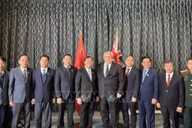 Le président de la Chambre des représentants de Nouvelle-Zélande, Gerry Brownlee (5e à partir de la droite) et la délégation vietnamienne. Photo : VNA