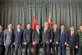 Le président de la Chambre des représentants de Nouvelle-Zélande, Gerry Brownlee (5e à partir de la droite) et la délégation vietnamienne. Photo : VNA