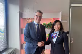 La vice-ministre vietnamienne des Affaires étrangères, Lê Thi Thu Hang et le secrétaire d’État estonien aux Affaires étrangères, Martin Roger. Photo : VNA