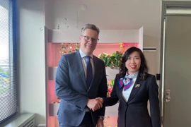 La vice-ministre vietnamienne des Affaires étrangères, Lê Thi Thu Hang et le secrétaire d’État estonien aux Affaires étrangères, Martin Roger. Photo : VNA