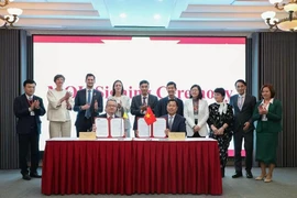 La VNU signe des accords de coopération avec ses partenaires. Photo : qdnd.vn