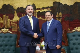 Le Premier ministre Pham Minh Chinh (à droite) serre la main du vice-président chargé des opérations de l’Autorité d’investissement d’Oman (OIA), le cheikh Nasser bin Suliman Al Harthi, à Hanoi, le 29 mai. Photo : VNA