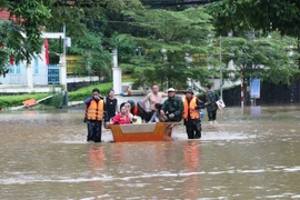 Evacuation des habitants des zones affectées dans la province de Tuyên Quang. Photo: VNA
