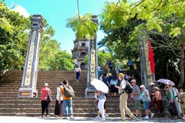 Touristes étrangers visitant la pagode Thiên Mu, à Huê (Centre). Photo : VNA