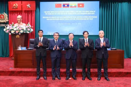 Le vice-ministre vietnamien de la Sécurité publique, Nguyên Van Long, et les chefs des délégations des pays participants. Photo : VNA