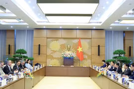 Le vice-président de l’Assemblée nationale du Vietnam, le général de corps d’armée Nguyên Doan Anh, reçoit président de la Commission de la défense nationale et des forces armées de l’Assemblée nationale française, Jean-Michel Jacques, à Hanoi, le 2 juin. Photo : VNA