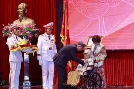 Le secrétaire général du PCV Tô Lâm remet le titre d’Héroïne du Travail à Mme Nguyên Thi Binh, ancienne membre du Comité central du Parti, ancienne vice-présidente et ancienne ministre des Affaires étrangères du Gouvernement révolutionnaire provisoire de la République du Sud-Vietnam. Photo : VNA