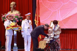 Le secrétaire général du PCV Tô Lâm remet le titre d’Héroïne du Travail à Mme Nguyên Thi Binh, ancienne membre du Comité central du Parti, ancienne vice-présidente et ancienne ministre des Affaires étrangères du Gouvernement révolutionnaire provisoire de la République du Sud-Vietnam. Photo : VNA