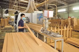 Les exportateurs vietnamiens de produits du bois sont encouragés à diversifier leurs marchés face aux droits de douane américains. Photo : congthuong.vn