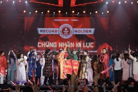 Record Guinness du plus grand nombre de personnes en tenue traditionnelle pour le concert "Anh trai vượt ngàn chông gai". Photo : TP
